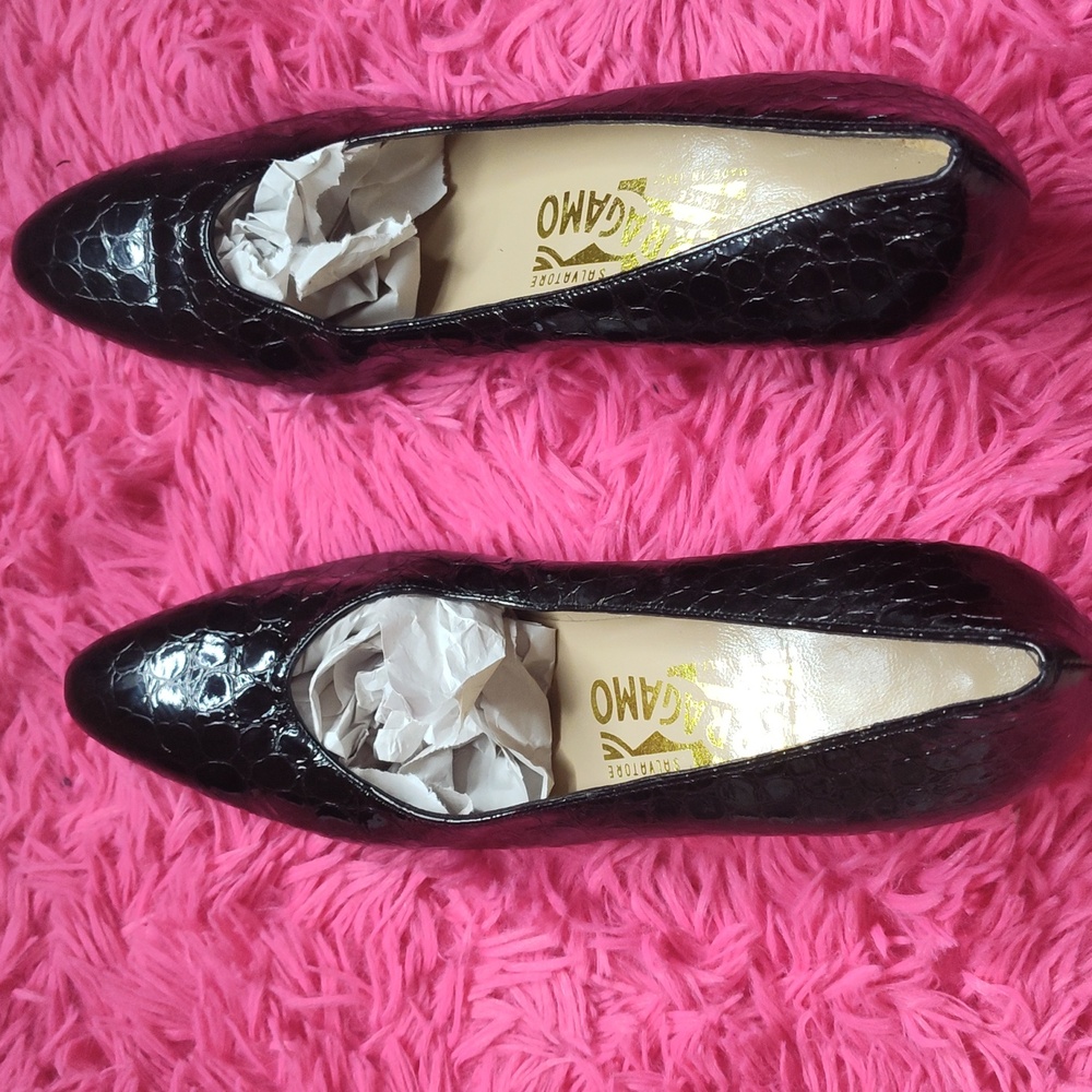 Salvatore Ferragamo Crocodile-Embossed Leather Pumps, Black, Size - 7 Narrow